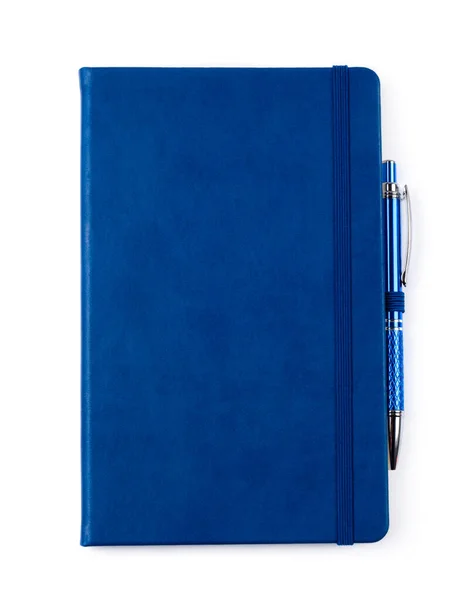 白い背景にペンで隔離された青のノート — ストック写真