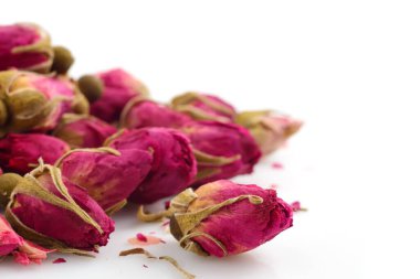 Beyaz arka planda çay kaşığı tomurcuklarının Macro fotoğrafı. Çay güllerinin tomurcukları.