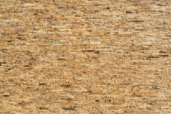 不同尺寸的天然石材的石墙 房子的立面 — 图库照片