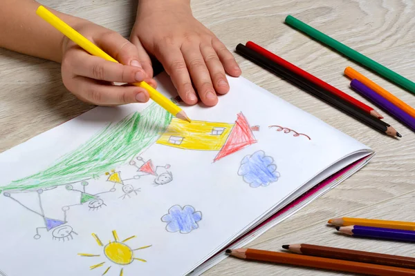 Niño Dibuja Familia Pedazo Papel Con Lápices Colores Familia Feliz — Foto de Stock