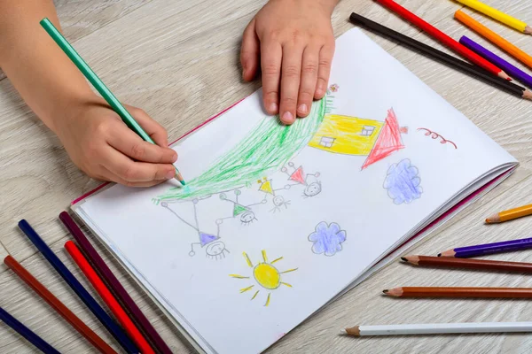 Niño Dibuja Familia Pedazo Papel Con Lápices Colores Qué Puede — Foto de Stock