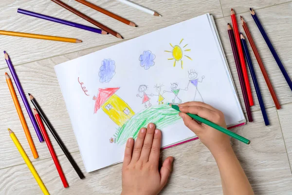 Niño Dibuja Familia Pedazo Papel Con Lápices Colores Qué Puede — Foto de Stock