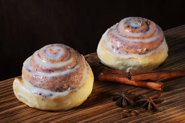 Sinnabon çörekleri. Krem peynirli Sinabon dürümü. Sinabon - Ev yapımı tarçın pişirme