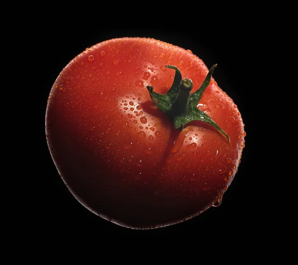 Czerwony Dojrzały Pomidor Kroplami Wody Czarnym Tle — Zdjęcie stockowe