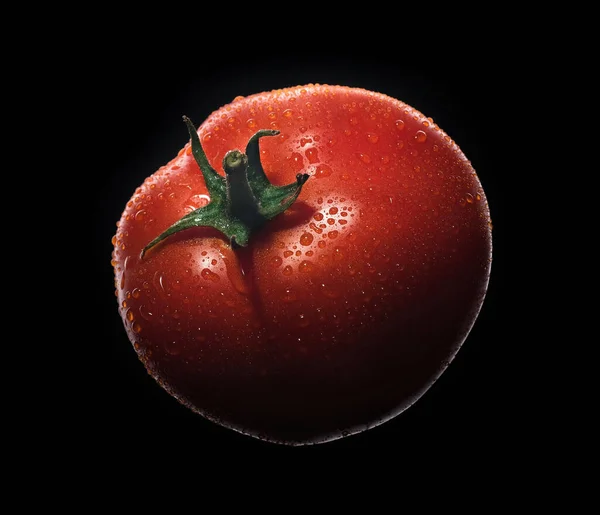 Czerwony Dojrzały Pomidor Kroplami Wody Czarnym Tle — Zdjęcie stockowe