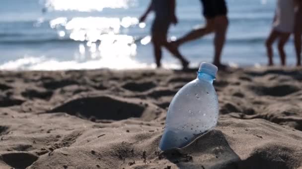 Garrafa Plástico Está Praia Licença Por Turista Problema Poluição Das — Vídeo de Stock