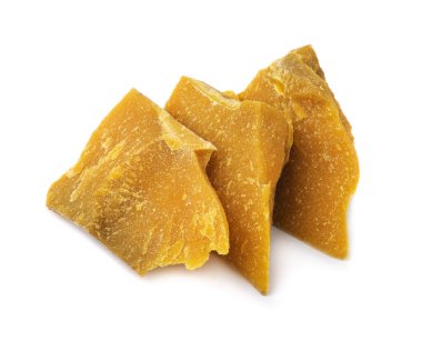 Arı Balmumu Çiğ ve Arı Kovanı 'ndan çıktığında, erimiş ve parçalarına ayrılmış, bir yığın ya da yığın şeklinde. Tıbbi ve Kozmetik için Üretim Malzemeleri. Beyazda İzole Edilmiş