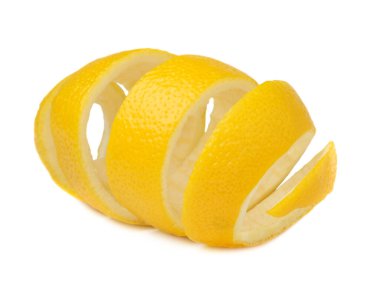 Limon kabuğu beyaz arka planda izole edilmiş. Yemek ve tıpta limon kabuğu kullanımı