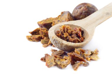 Tahta kaşıktaki Propolis tanecikleri beyaz arka planda izole edilir. Arı yapıştırıcısı. Arı ürünleri. Apioterapi. Görüntü