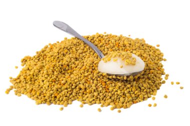 Ballı çiçek poleni beyaz arka planda izole edilir. Bağışıklık sistemini geliştirmek için doğal bir ilaç. Arıcılık ürünleri. Apioterapi