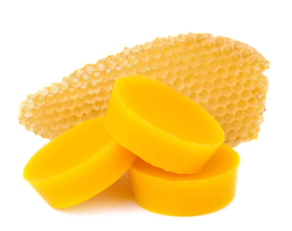 天然の蜜蝋と蜂蜜細胞の一部は白い背景に隔離されています 養蜂製品 治療について — ストック写真