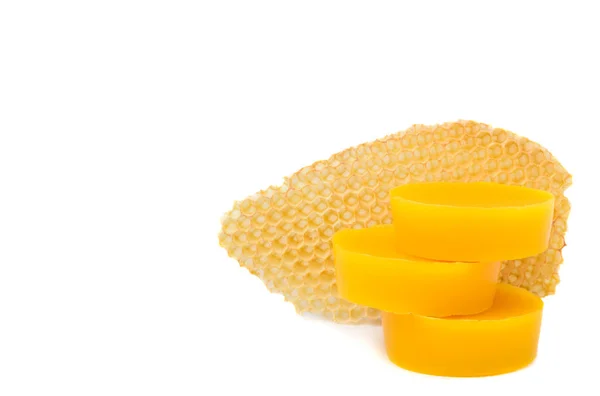 Кусочки Натурального Пчелиного Воска Кусочек Медовой Клетки Выделяются Белом Фоне — стоковое фото