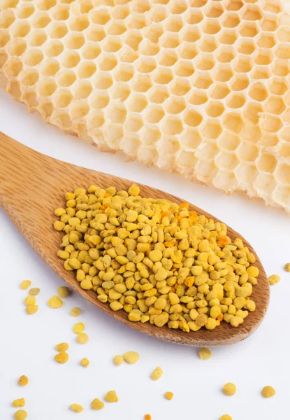 蜂花粉装在木勺和蜂窝里 养蜂产品 阿皮疗法 — 图库照片