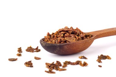 Tahta kaşıkta Propolis granülleri. Arı yapıştırıcısı. Arı ürünleri. Apioterapi