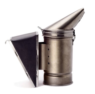 Parlayan arılar için baca. Arı yetiştiricisinin aleti. Arı içicisi sigara içiyor