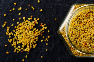 Koyu arkaplanda çiçek poleni. Apioterapi