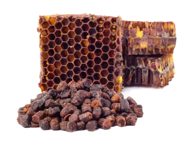 Bee Granulat Och Bit Honungsceller Isoleras Vit Bakgrund Naturligt Botemedel — Stockfoto