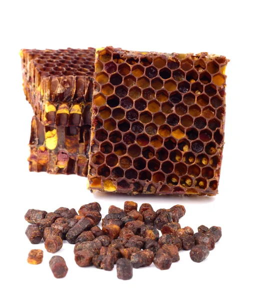 Bee Granulat Och Bit Honungsceller Isoleras Vit Bakgrund Naturligt Botemedel — Stockfoto