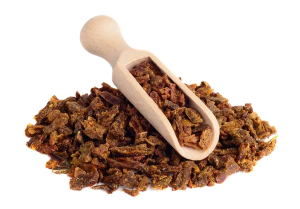Tahta kürek içindeki Propolis tanecikleri beyaz arka planda izole edilir. Arı yapıştırıcısı. Arı ürünleri. Apioterapi
