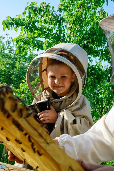 Seorang Anak Laki Laki Mengenakan Pakaian Pelindung Peternakan Lebah Dekat — Stok Foto