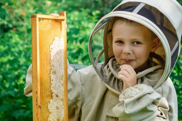 Der Imkerjunge Isst Frischen Honig Direkt Aus Dem Bienenstock Honig — Stockfoto