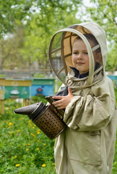 Garçon Vêtements Protection Apiculteur Travaille Sur Rucher Apiculture — Photo