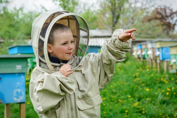 Garçon Vêtements Protection Apiculteur Travaille Sur Rucher Apiculture — Photo