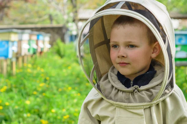 保護服の養蜂家の少年は猿の上で働く — ストック写真