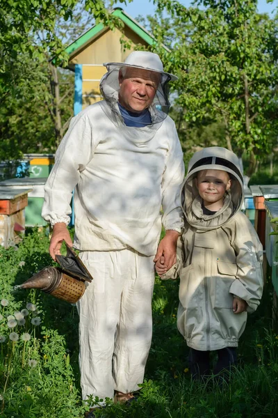 Der Erfahrene Imker Opa Bringt Seinem Enkel Bei Sich Die — Stockfoto