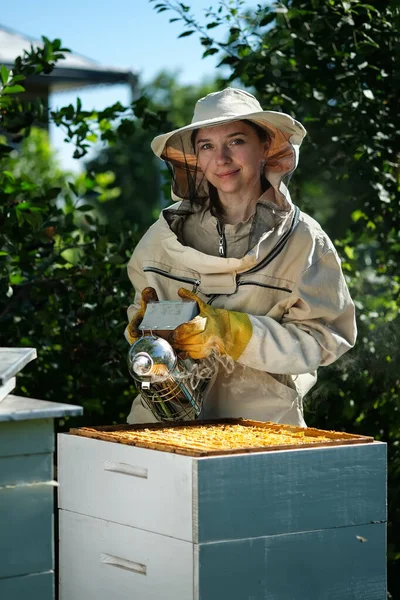 美しい養蜂家養蜂場で働きながら蜂の巣箱を運ぶの肖像画 — ストック写真