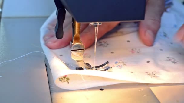 Швейні, швейні машини, жіночі руки — стокове відео