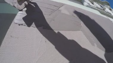 Yakın çekim işçi duvar yavaş hareket sıvama mala ile el