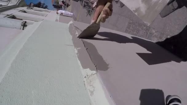 Aplicação de gesso na parede com espátula na mão — Vídeo de Stock