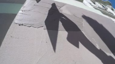 Yakın çekim alt duvar bir mala ile sıvalı.