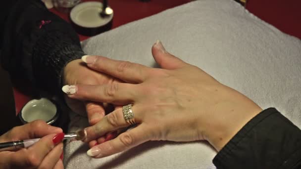 Circón colocando las uñas en el salón de belleza — Vídeos de Stock