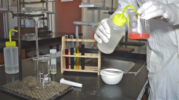 Mãos de Técnico de Laboratório em Luvas Diluição Líquido Vermelho — Vídeo de Stock