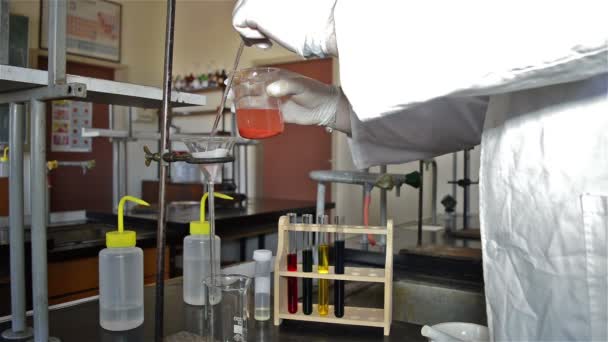 실험실 실험에서 붉은 액체 여과 — 비디오