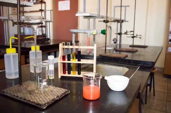 Laboratoriumglaswerk met rode vloeibare klaar voor filtratie — Stockfoto
