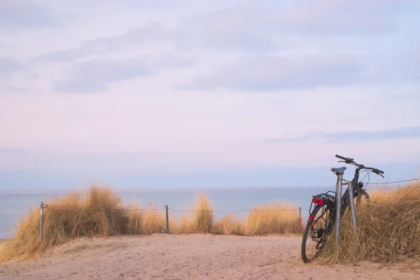 Plage de la mer Baltique avec vélo — Photo