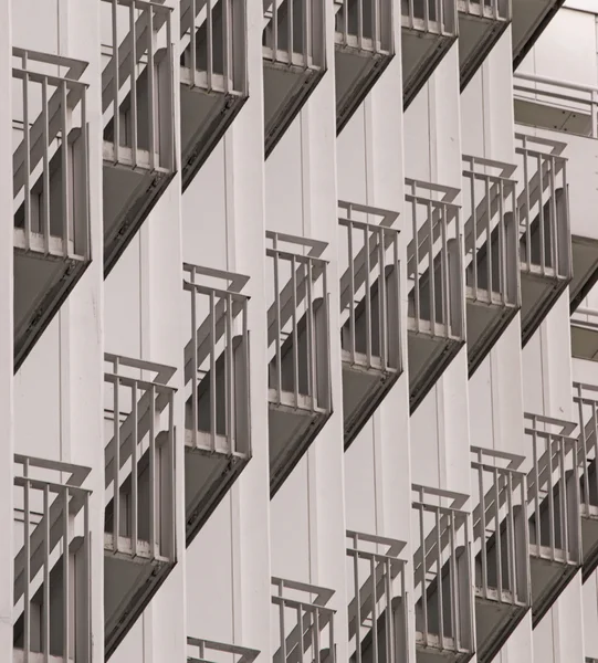 Edificio de apartamentos con balcón — Foto de Stock