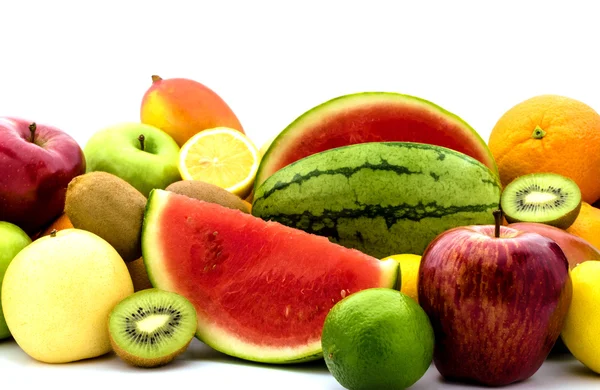 Misture frutas isoladas no fundo branco — Fotografia de Stock
