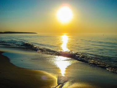 Güzel altın gün batımında denize. Günbatımı sahil