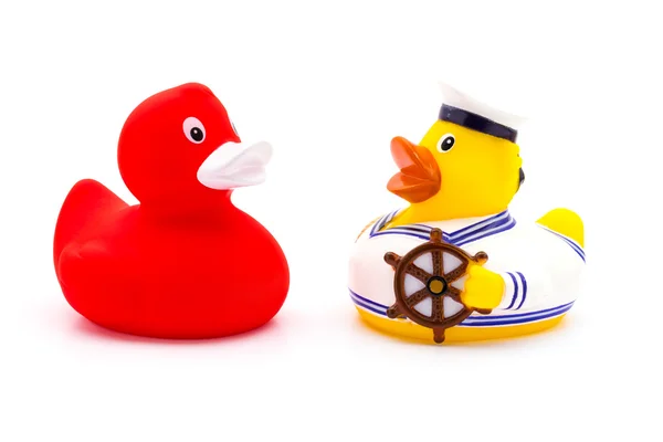 Kırmızı ve sarı lastik banyo ördekler. Beyaz arka plan üzerinde izole. — Stok fotoğraf