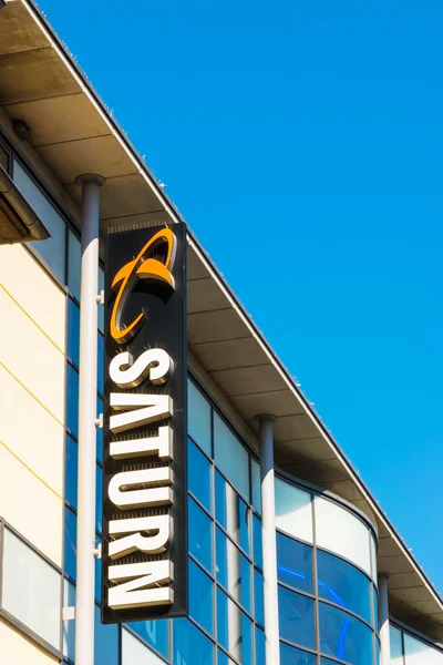 ROSTOCK, ALEMANIA - 12 de mayo de 2016: Tienda Saturno. Saturno es una cadena alemana de tiendas de electrónica — Foto de Stock