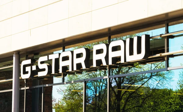 ロストック、ドイツ - 2016 年 5 月 12 日: G-star Raw はオランダのデザイナー ブランドの洋服の会社 — ストック写真