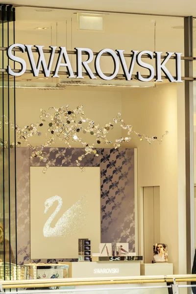 ロストック, ドイツ - 2016 年 5 月 12 日: 飾り窓のスワロフ スキーの店. — ストック写真