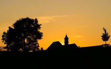 Şehrin üzerinde gün batımı. Doğa arka plan.