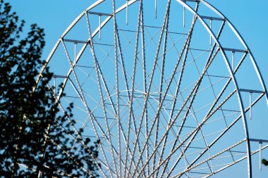 Arka plan, metal-dönme gökyüzü karşı.