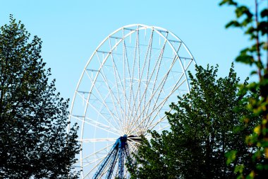 Arka plan, metal-dönme gökyüzü karşı.