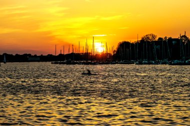 Güzel altın gün batımında denize.